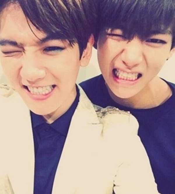 baekhyun v 10 Things Bromance Caught In K-Idol Photos