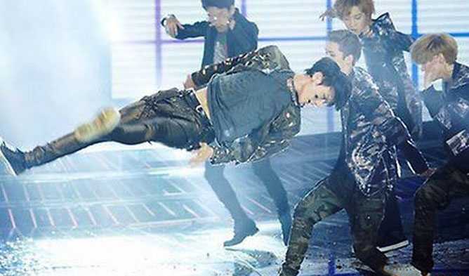 See 13 Of Badly-Timed Photos Of Idols
